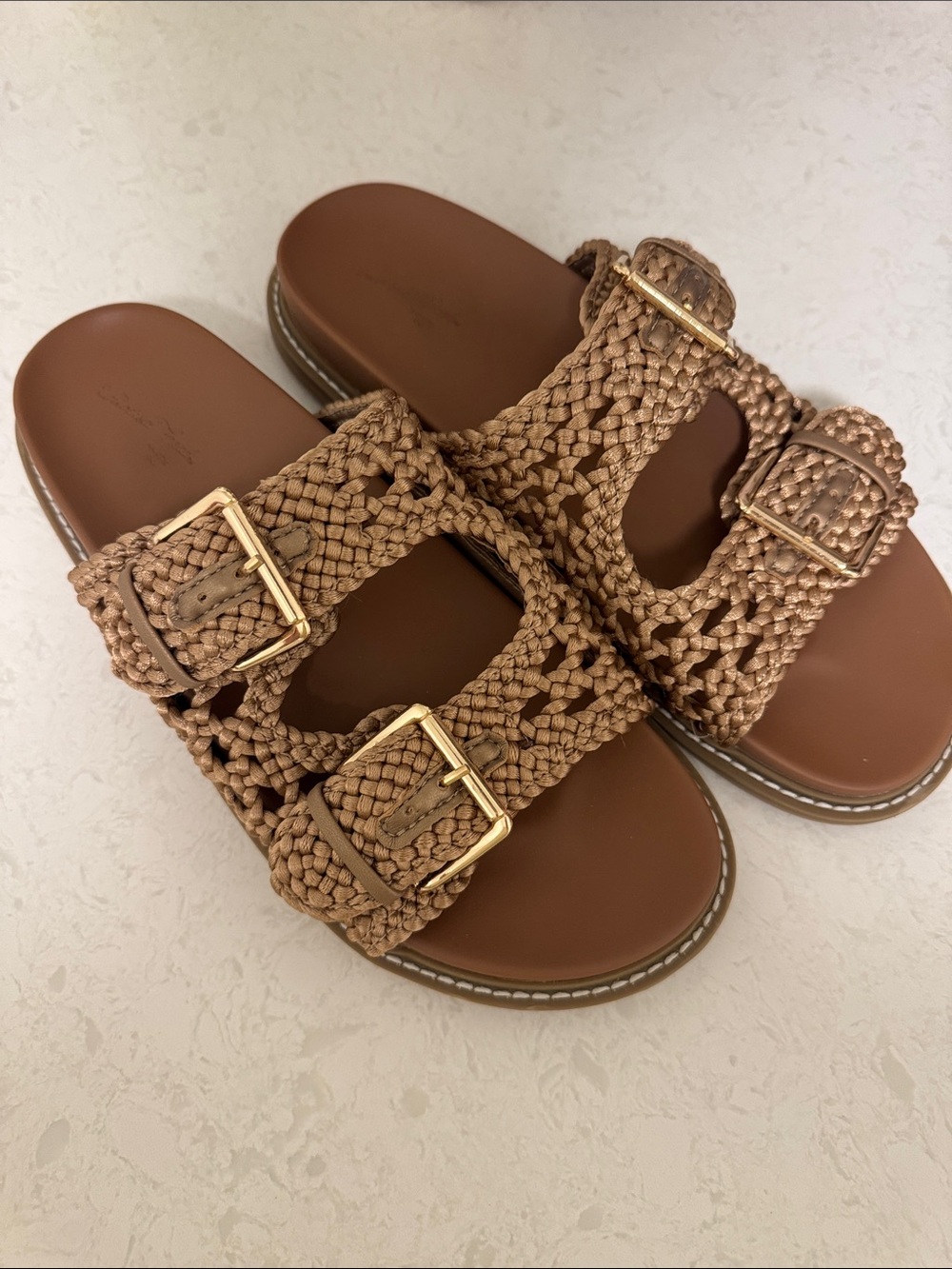 Universals Threads Sandals Size 9